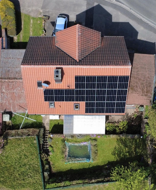 Luftaufnahme vom Haus mit PV-Anlage